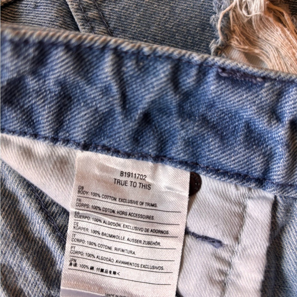Volcom Stoned Rolled Distressed Denim Shorts Light Wash Blue Size 9 29 Waist - Picture 4 of 9